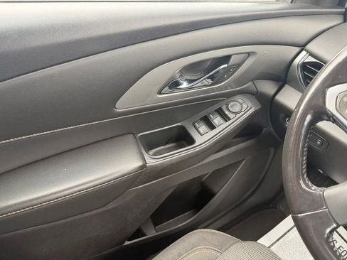 Used 2021 Chevrolet Traverse LT FWD image 12