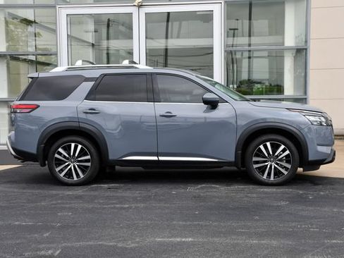Used 2025 Nissan Pathfinder Platinum AWD/4WD image 7