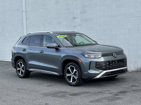 Used 2025 Volkswagen Tiguan SE AWD/4WD image 7