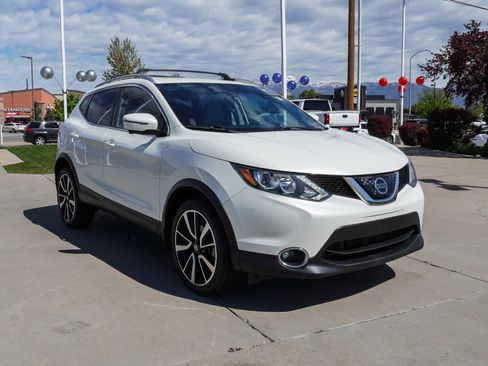 Used 2018 Nissan Rogue Sport SL AWD/4WD image 2
