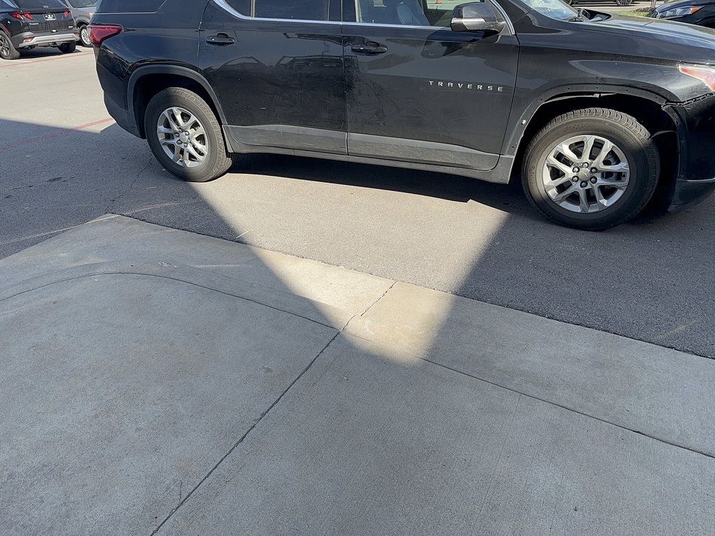 Used 2021 Chevrolet Traverse LT FWD image 3