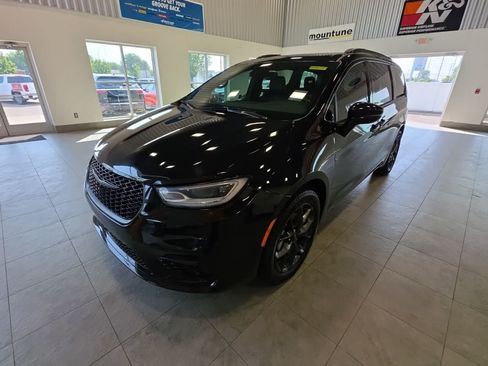 Used 2021 Chrysler Pacifica Limited AWD/4WD image 1