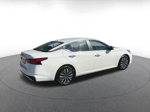 Used 2025 Nissan Altima 2.5 SV FWD image 15