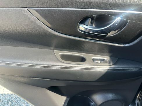 Used 2018 Nissan Rogue S AWD/4WD image 12