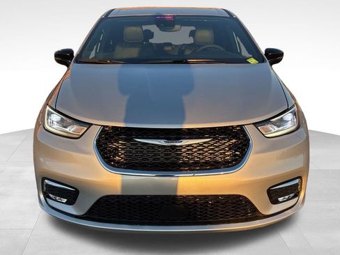 Used 2026 Chrysler Pacifica Select image 2