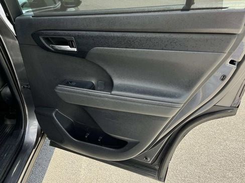 Used 2021 Toyota Highlander XLE image 23