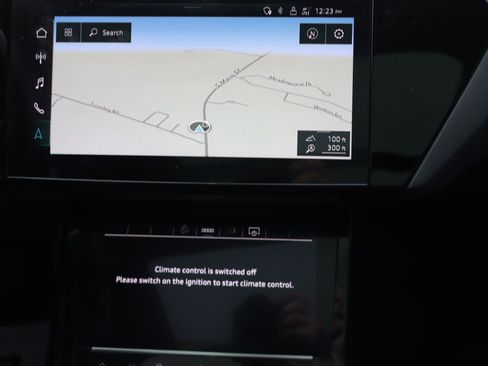 Used 2022 Audi e-tron Premium Plus w/ Premium Plus Package image 11