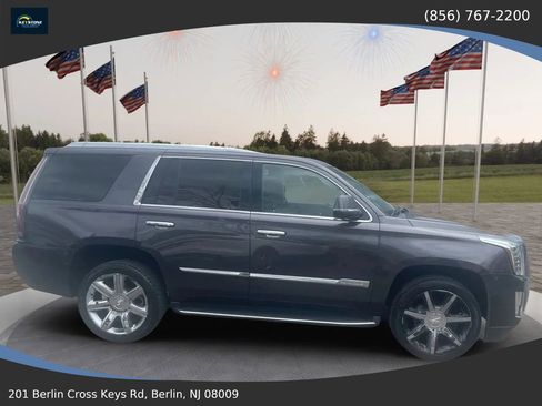 Used 2017 Cadillac Escalade Luxury RWD image 2
