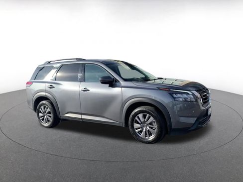 Used 2025 Nissan Pathfinder SV image 2