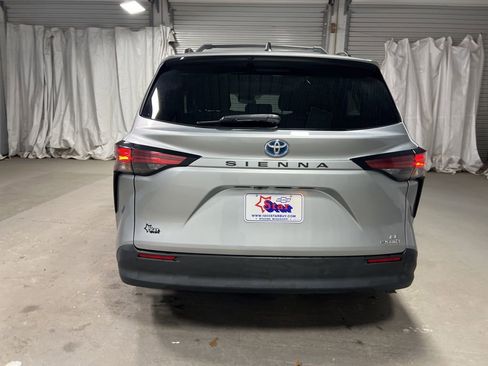 Used 2022 Toyota Sienna LE image 6