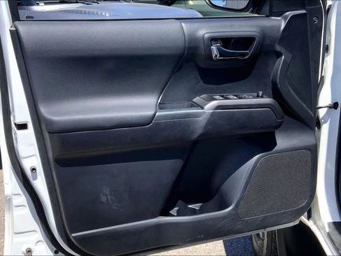 Used 2021 Toyota Tacoma TRD Off-Road w/ Technology Package AWD/4WD image 21