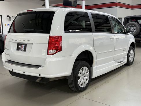 Used 2015 Dodge Grand Caravan SE w/ Quick Order Package 29E SE FWD image 2