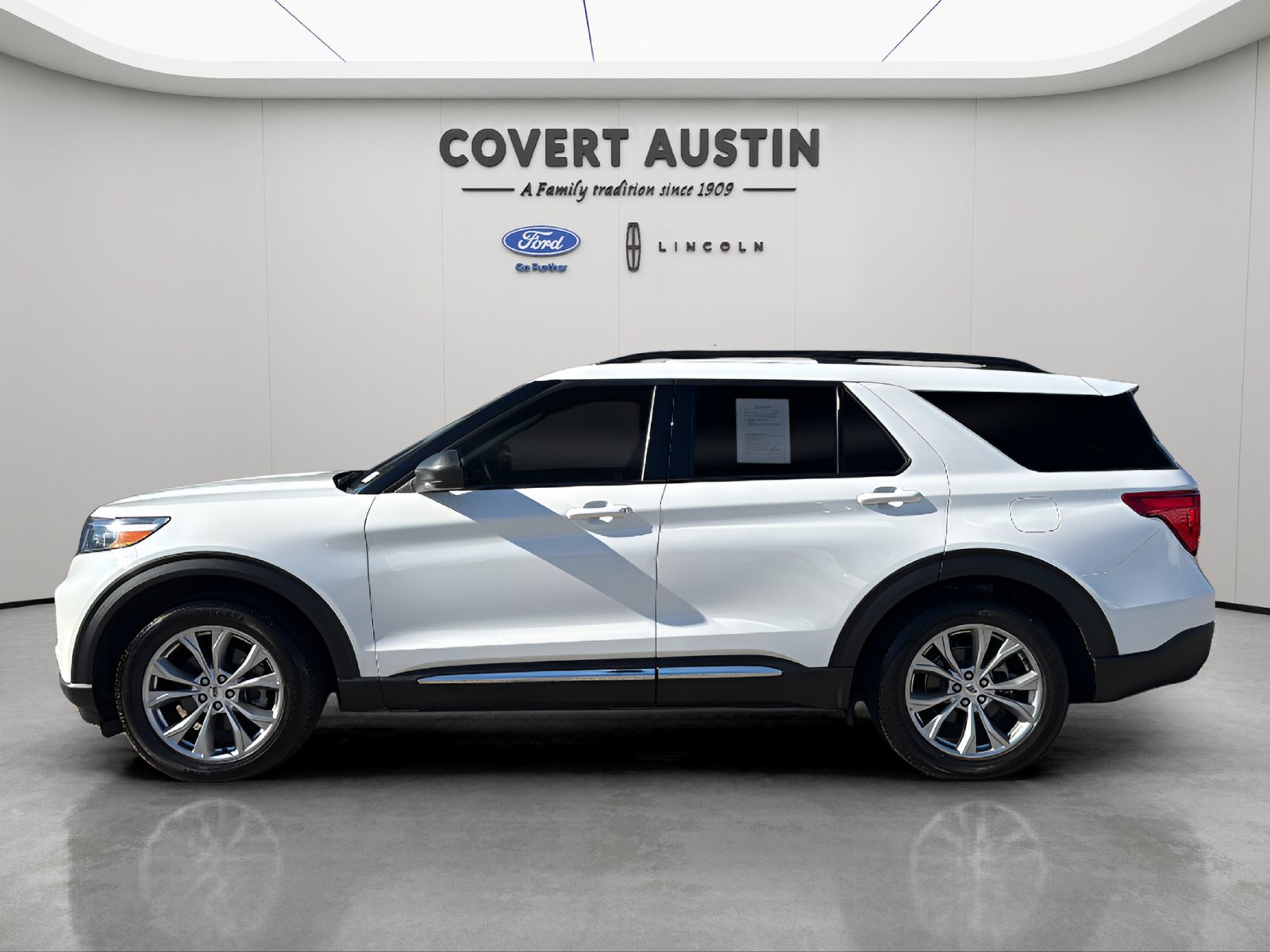 Used 2023 Ford Explorer XLT w/ Equipment Group 202A RWD image 2