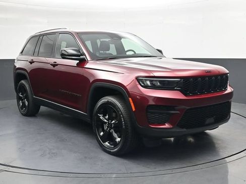 Used 2024 Jeep Grand Cherokee Altitude AWD/4WD image 2
