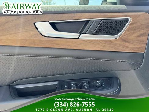 Used 2025 Volkswagen Atlas SE AWD/4WD image 16