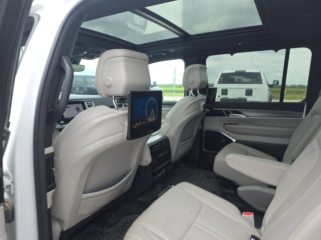 Used 2025 Jeep Wagoneer Series III w/ Premium Group I AWD/4WD image 12