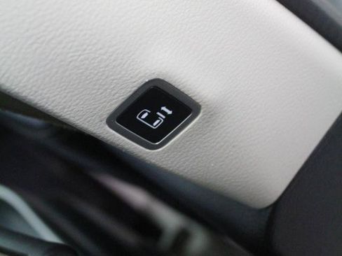 Used 2022 Chrysler Pacifica Limited image 32