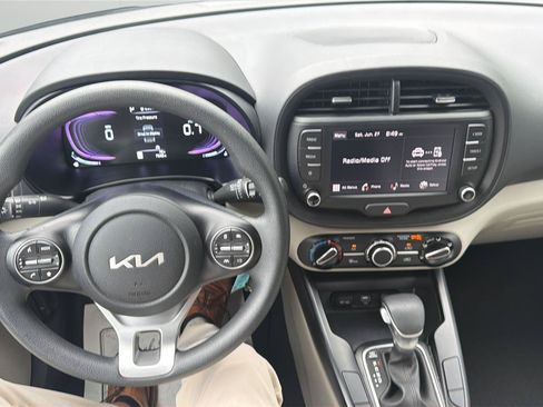 Used 2025 Kia Soul LX w/ LX Technology Package FWD image 20