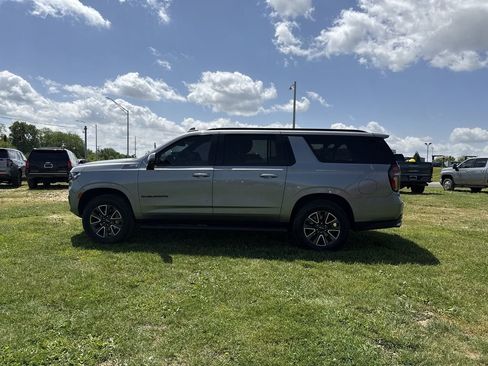 Used 2023 Chevrolet Suburban Z71 w/ Z71 Off-Road Package AWD/4WD image 11
