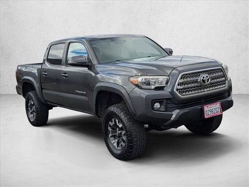 Used 2017 Toyota Tacoma TRD Off-Road image 3