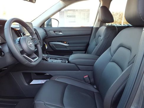 Certified 2025 Nissan Pathfinder SL w/ Black Appearance Package AWD/4WD image 5