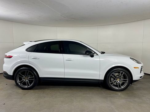 Certified 2023 Porsche Cayenne Platinum Edition image 8