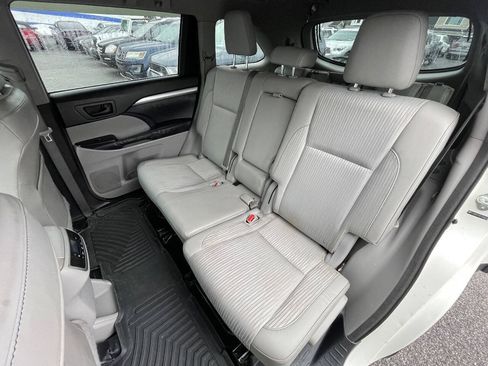 Used 2014 Toyota Highlander Plus AWD/4WD image 28