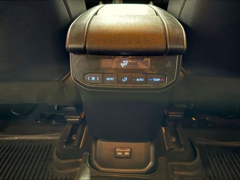 Used 2022 Toyota Highlander XSE AWD/4WD image 19
