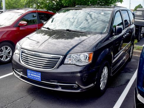 Used 2016 Chrysler Town & Country Touring w/ Driver Convenience Group FWD image 12