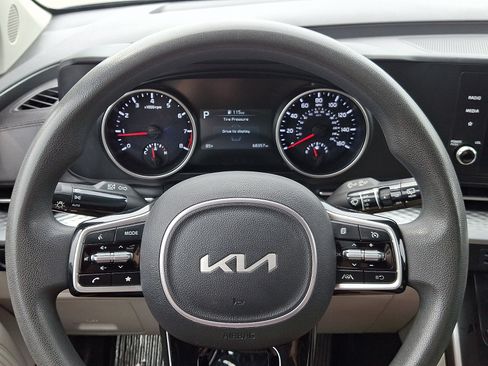 Used 2023 Kia Carnival LX FWD image 18
