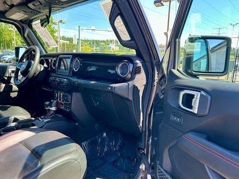 Used 2019 Jeep Wrangler Unlimited Rubicon w/ LED Lighting Group AWD/4WD image 15