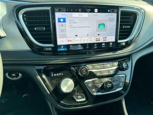 Used 2025 Chrysler Pacifica Limited image 16