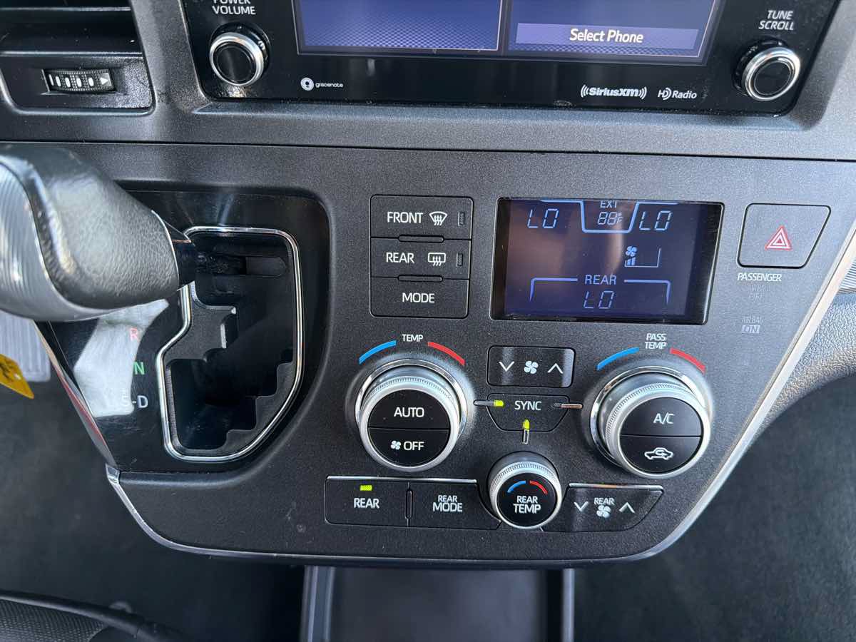 Used 2018 Toyota Sienna SE FWD image 25