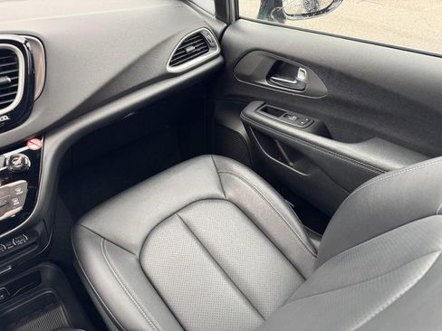 Used 2025 Chrysler Pacifica Select image 17