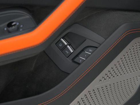 Used 2025 Lamborghini Urus SE image 50