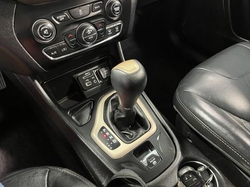 Used 2017 Jeep Cherokee Limited FWD image 29