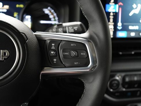 Used 2025 Jeep Wrangler Unlimited Sahara AWD/4WD image 17