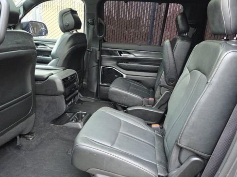 Used 2023 Jeep Wagoneer L Series III w/ Premium Group I AWD/4WD image 10