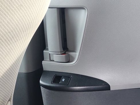 Used 2015 Toyota Sienna LE image 27