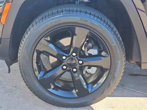 Used 2023 Jeep Grand Cherokee Limited w/ Black Appearance Package image 37