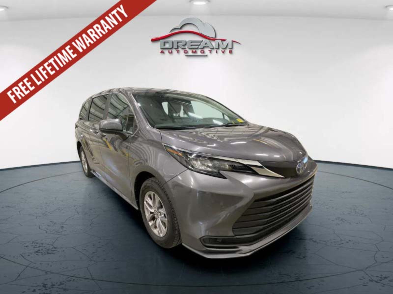 Used 2025 Toyota Sienna LE FWD image 1