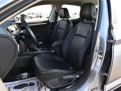 Used 2019 Volkswagen Jetta SE w/ Cold Weather Package image 20