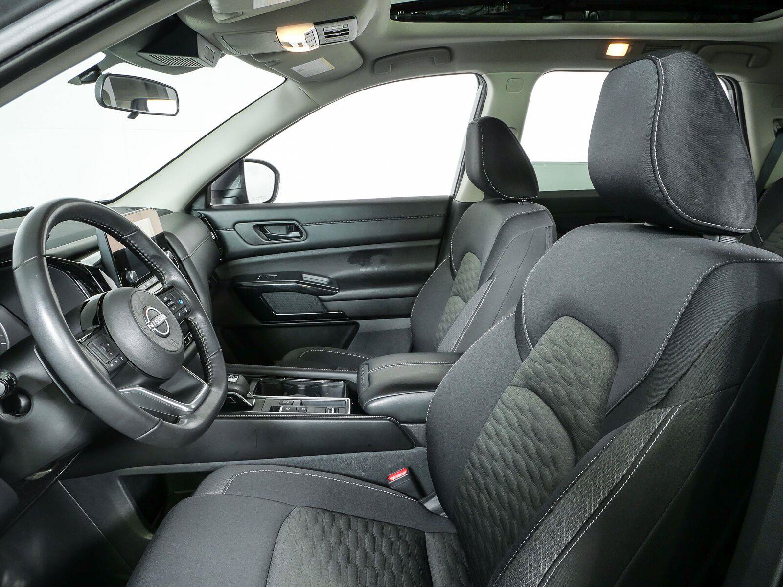 Used 2023 Nissan Pathfinder SV w/ SV Premium Package FWD image 5