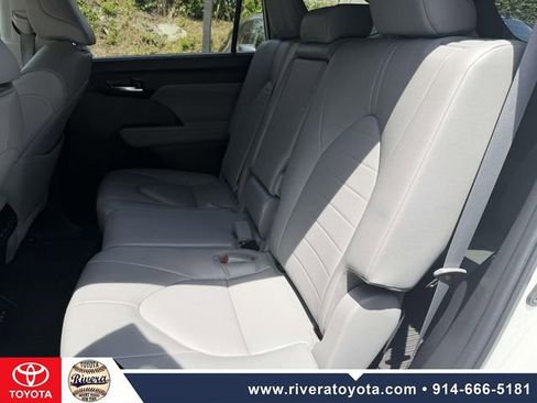 Used 2022 Toyota Highlander XLE AWD/4WD image 16
