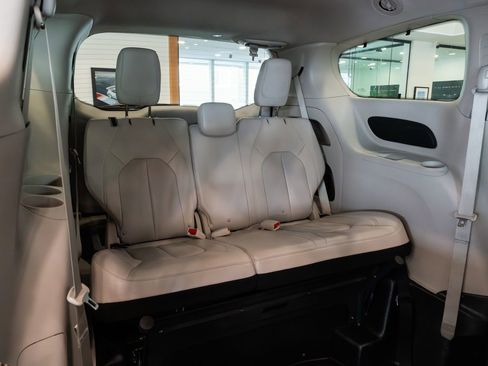 Used 2021 Chrysler Pacifica Touring-L FWD image 20