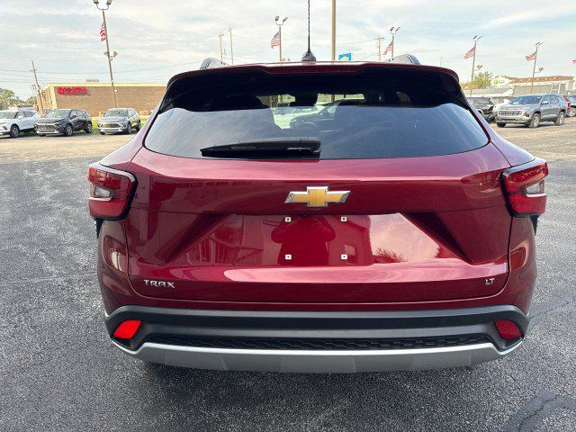 Used 2025 Chevrolet Trax LT w/ LT Convenience Package FWD image 4