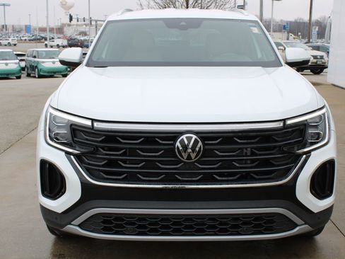 Certified 2024 Volkswagen Atlas Cross Sport SE image 2