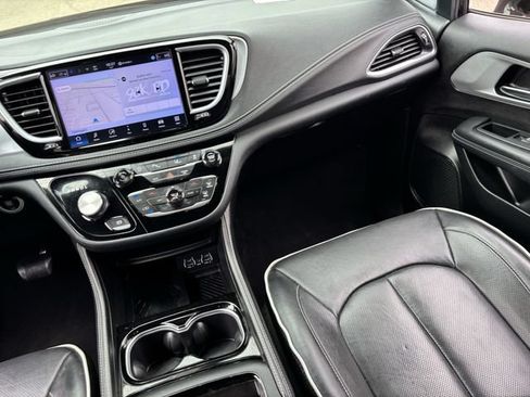 Used 2025 Chrysler Pacifica Limited FWD image 16