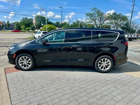 Used 2024 Chrysler Pacifica Touring-L AWD/4WD image 4