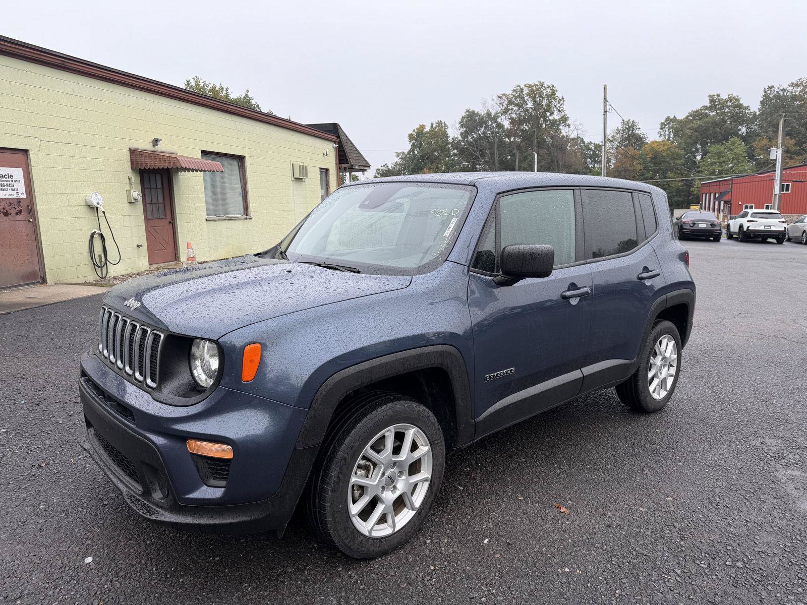 Used 2023 Jeep Renegade Latitude AWD/4WD image 6